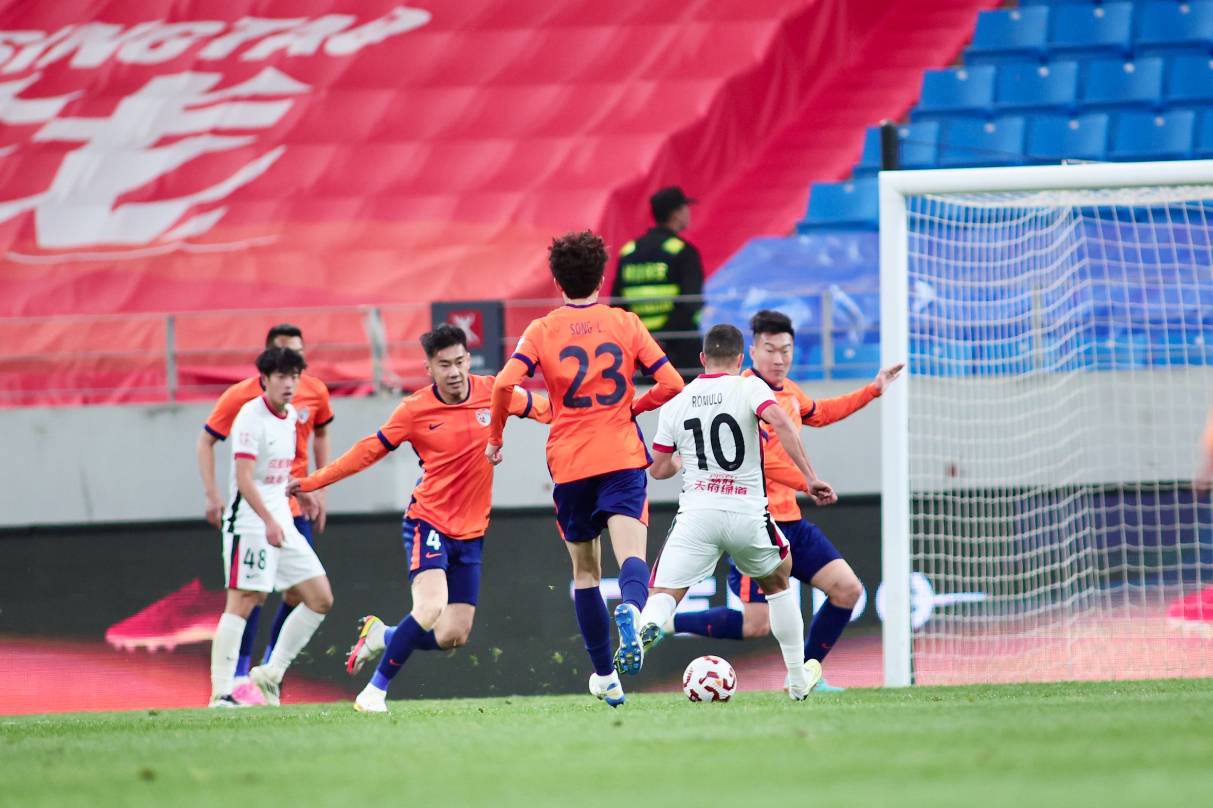 开云体育-成都蓉城训练开放日,集结日外线爆发引观众欢呼,世俱杯在即,纪律约束更严格的简单介绍