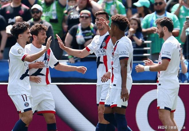  里昂训练开放日，赛前伤情更新引观众欢呼，世俱杯在即，细节决定成败