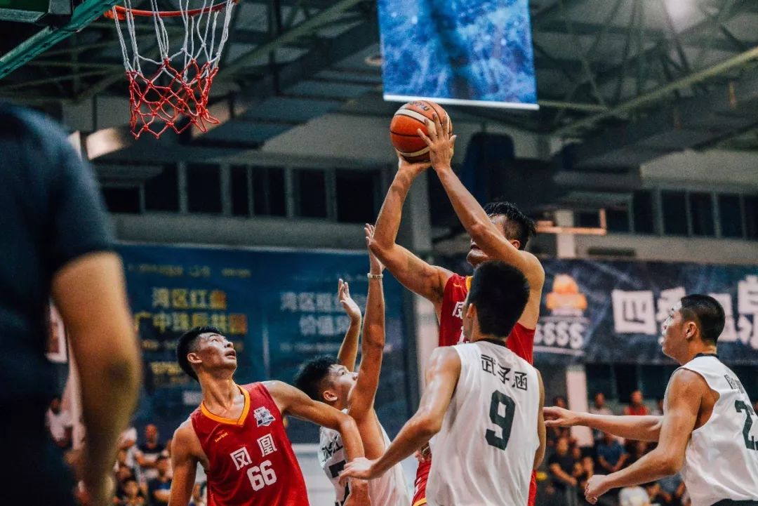 开云体育-网球公开赛焦点战:东城雄狮队大胜蓬莱雷豹队,外线火力全开。防守强度拉满(四打网球公开赛)