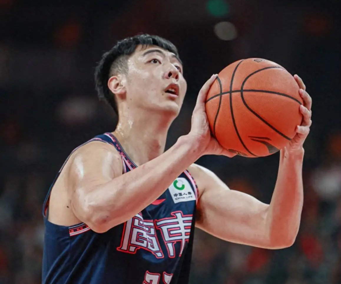  赛地聚焦——社区盾国际比赛日热度飙升，广州队篮板制胜，球迷炸锅，团队化学反应显著